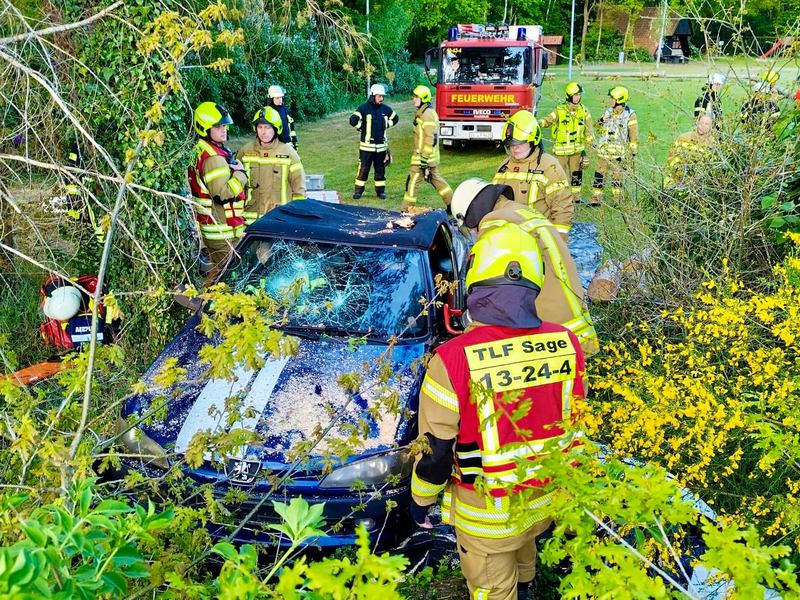 FW-OLL: Realistische Verkehrsunfallübung der Feuerwehren Sage und Huntlosen - Foto: presseportal.de