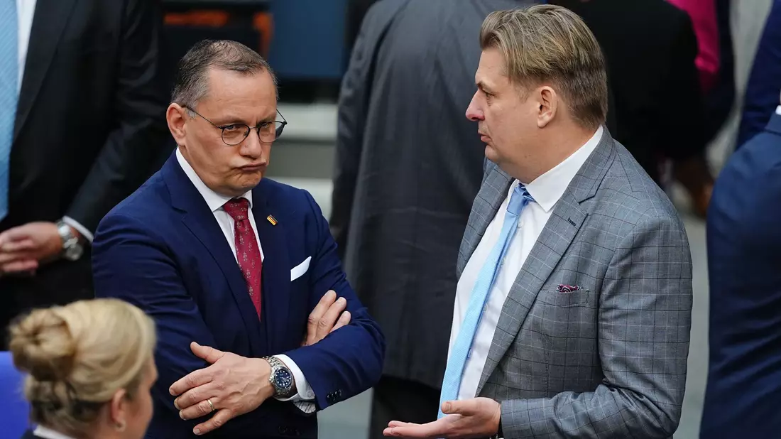 Die AfD-Spitze - links Parteichef Tino Chrupalla - ist wieder einmal mit Negativ-Schlagzeilen um Parteikollege Maximilian Krah (r.) konfrontiert. Krah ist gerade erst neu in den Bundestag eingezogen. (Archivbild)  - Bild: Kay Nietfeld/dpa