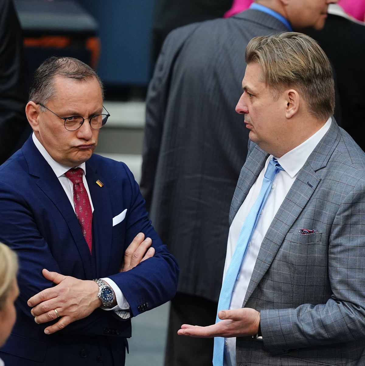 Die AfD-Spitze - links Parteichef Tino Chrupalla - ist wieder einmal mit Negativ-Schlagzeilen um Parteikollege Maximilian Krah (r.) konfrontiert. Krah ist gerade erst neu in den Bundestag eingezogen. (Archivbild)  - Foto: Kay Nietfeld/dpa