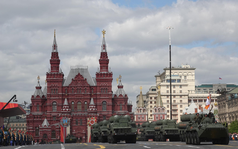 Zahlreiche Panzer fuhren bei der Militärparade über den Roten Platz. - Foto: Ulf Mauder/dpa