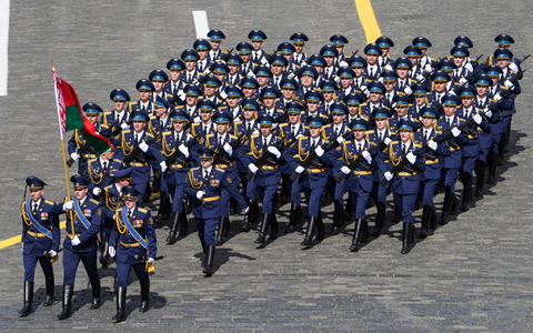 Auf dem Roten Platz marschierten nach offiziellen Angaben 11.500 Soldaten auf. - Foto: Alexander Wilf/Photo host agency RIA Novosti/AP/dpa