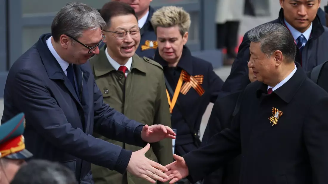 Unter den internationalen Gästen waren Chinas Partei- und Staatschef Xi Jinping, und auch der serbische Staatschef Aleksandar Vucic. - Bild: Yuri Kochetkov/Pool EPA/AP/dpa