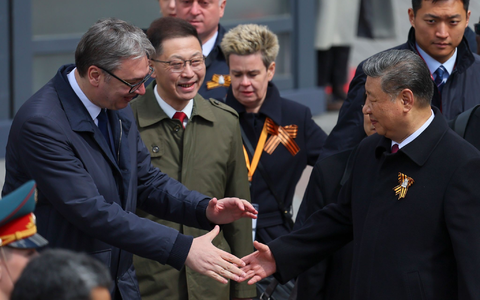 Unter den internationalen Gästen waren Chinas Partei- und Staatschef Xi Jinping, und auch der serbische Staatschef Aleksandar Vucic. - Foto: Yuri Kochetkov/Pool EPA/AP/dpa