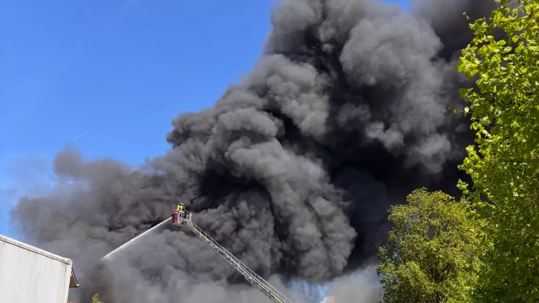 FW-HEI: Großfeuer in Burg (Dithmarschen) - Schrott und Reifen brennen auf 2.500 qm - Bild: presseportal.de