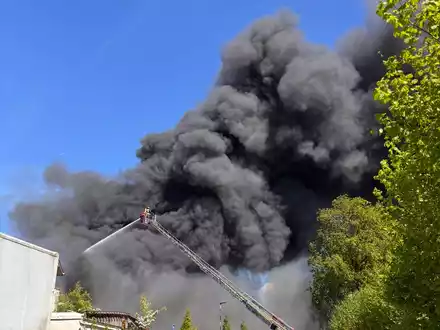 FW-HEI: Großfeuer in Burg (Dithmarschen) - Schrott und Reifen brennen auf 2.500 qm - Foto: presseportal.de