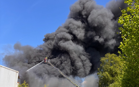 FW-HEI: Großfeuer in Burg (Dithmarschen) - Schrott und Reifen brennen auf 2.500 qm - Foto: presseportal.de FW-HEI: Großfeuer in Burg (Dithmarschen) - Schrott und Reifen brennen auf 2.500 qm - Foto: presseportal.de