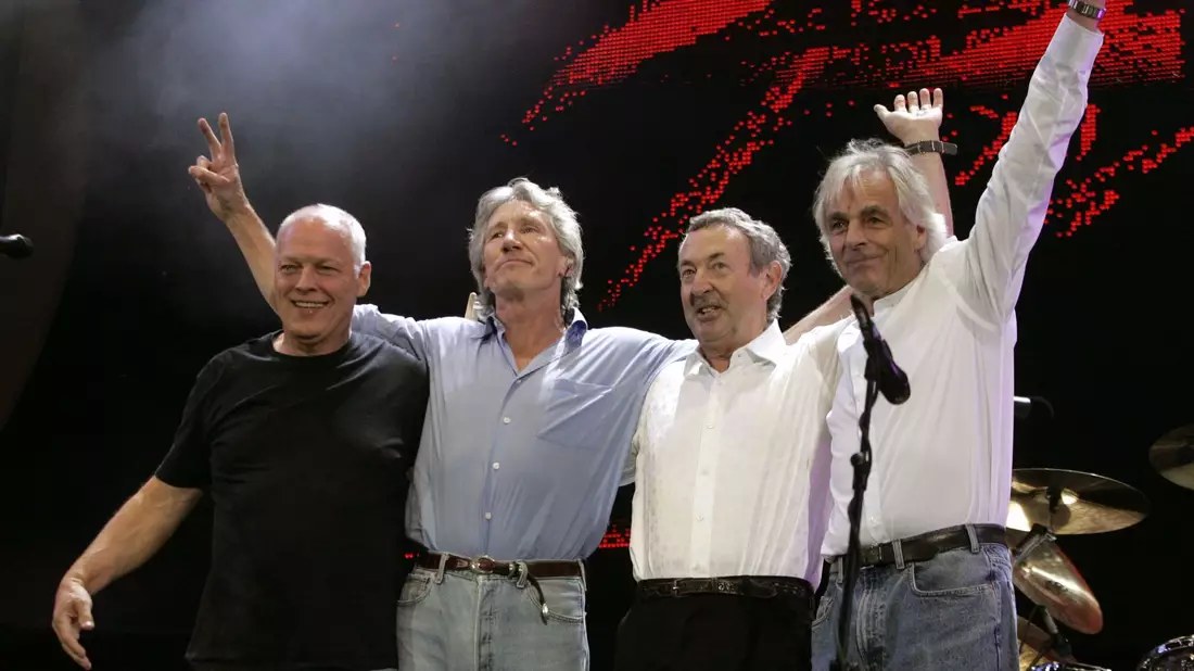Die Bandmitglieder bei einer historischen Wiedervereinigung im Jahr 2005. Mit einer neu aufgelegten Version ihres legendären Musikfilms landet die Band ihr mittlerweile achtes Nummer-eins-Album. - Bild: Hubert Boesl/dpa