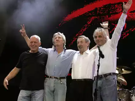 Die Bandmitglieder bei einer historischen Wiedervereinigung im Jahr 2005. Mit einer neu aufgelegten Version ihres legendären Musikfilms landet die Band ihr mittlerweile achtes Nummer-eins-Album. - Foto: Hubert Boesl/dpa