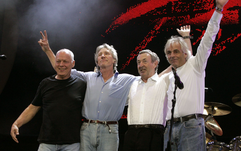 Die Bandmitglieder bei einer historischen Wiedervereinigung im Jahr 2005. Mit einer neu aufgelegten Version ihres legendären Musikfilms landet die Band ihr mittlerweile achtes Nummer-eins-Album. - Foto: Hubert Boesl/dpa Die Bandmitglieder bei einer historischen Wiedervereinigung im Jahr 2005. Mit einer neu aufgelegten Version ihres legendären Musikfilms landet die Band ihr mittlerweile achtes Nummer-eins-Album. - Foto: Hubert Boesl/dpa