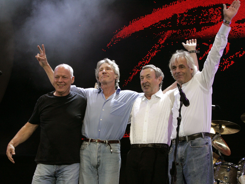 Die Bandmitglieder bei einer historischen Wiedervereinigung im Jahr 2005. Mit einer neu aufgelegten Version ihres legendären Musikfilms landet die Band ihr mittlerweile achtes Nummer-eins-Album. - Foto: Hubert Boesl/dpa