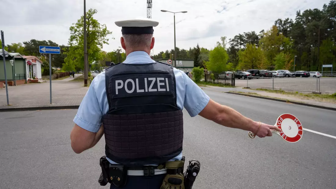 Polizisten führen an der deutsch-polnischen Grenze im Kreis Vorpommern-Greifswald Kontrollen durch. - Bild: Stefan Sauer/dpa
