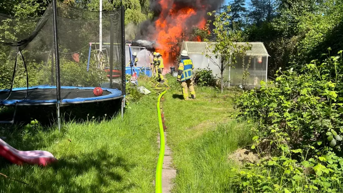 FW Bremerhaven: Feuer im Kleingartengebiet - Bild: presseportal.de