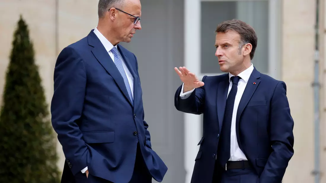 Bundeskanzler Merz und Frankreichs Präsident Macron sind zusammen mit dem britischen Premierminister Starmer auf dem Weg nach Kiew. (Archivbild) - Bild: Ludovic Marin/Pool AFP/AP/dpa