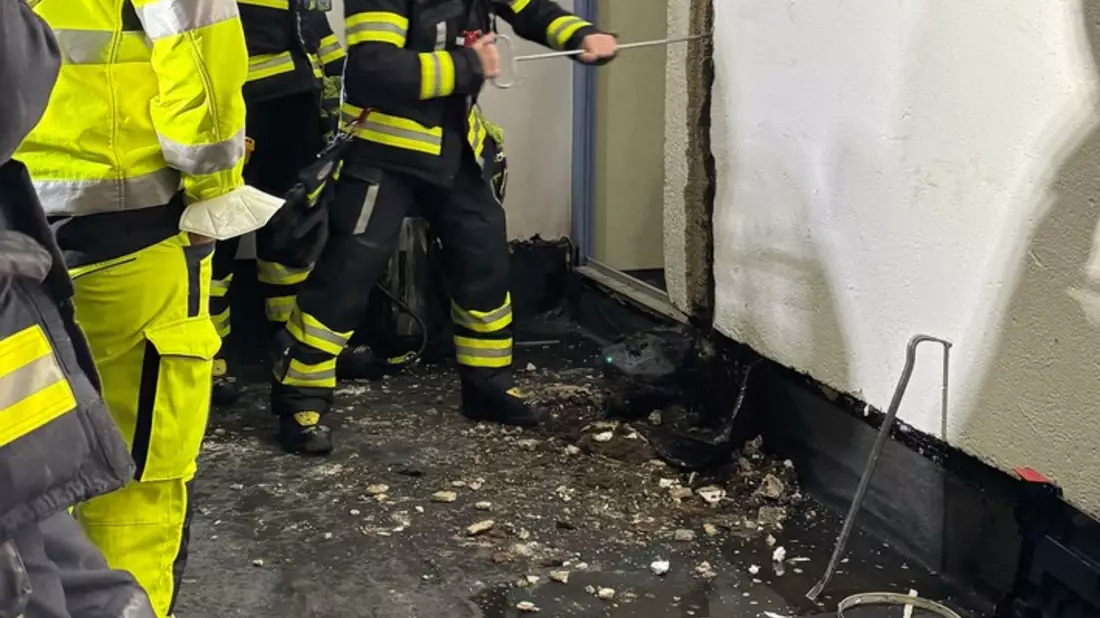 FW-M: Dehnfugenbrand beschäftigt die Feuerwehr (Moosach) - Bild: presseportal.de