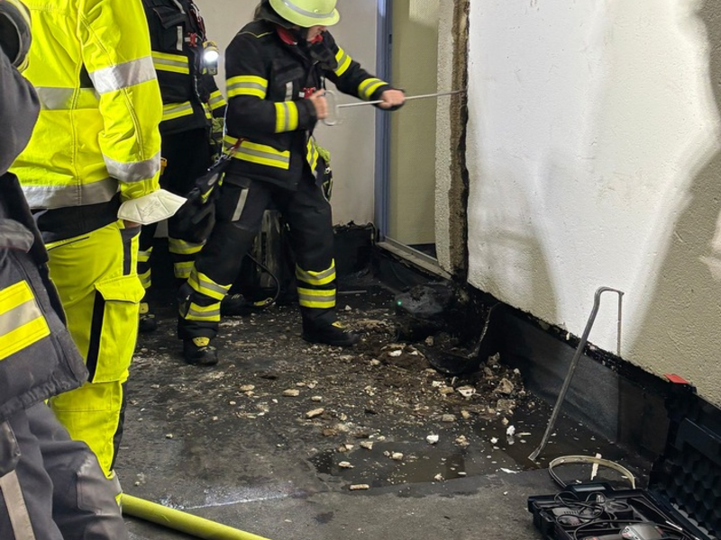 FW-M: Dehnfugenbrand beschäftigt die Feuerwehr (Moosach) - Foto: presseportal.de