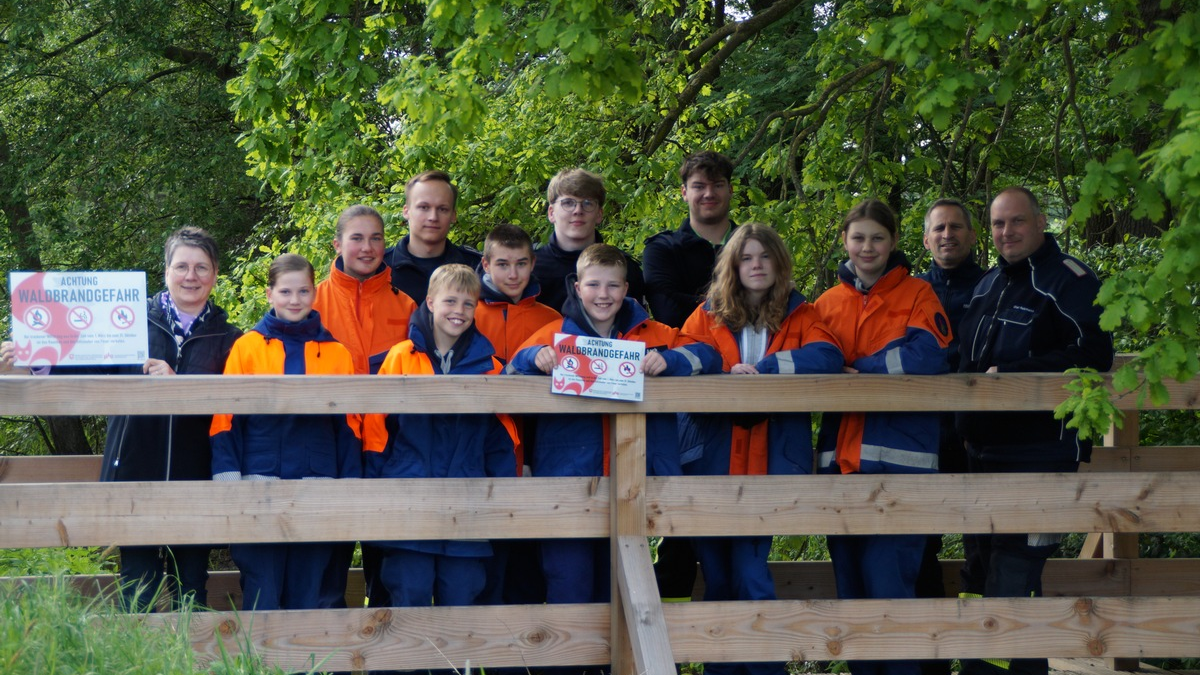 FW Wathlingen: Jugendfeuerwehr Adelheidsdorf-Großmoor sorgt mit Waldbrandhinweisschildern für Aufklärung - Foto: presseportal.de