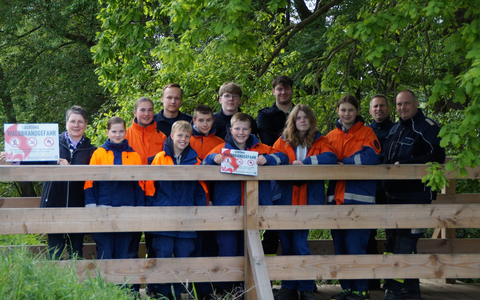 FW Wathlingen: Jugendfeuerwehr Adelheidsdorf-Großmoor sorgt mit Waldbrandhinweisschildern für Aufklärung - Foto: presseportal.de