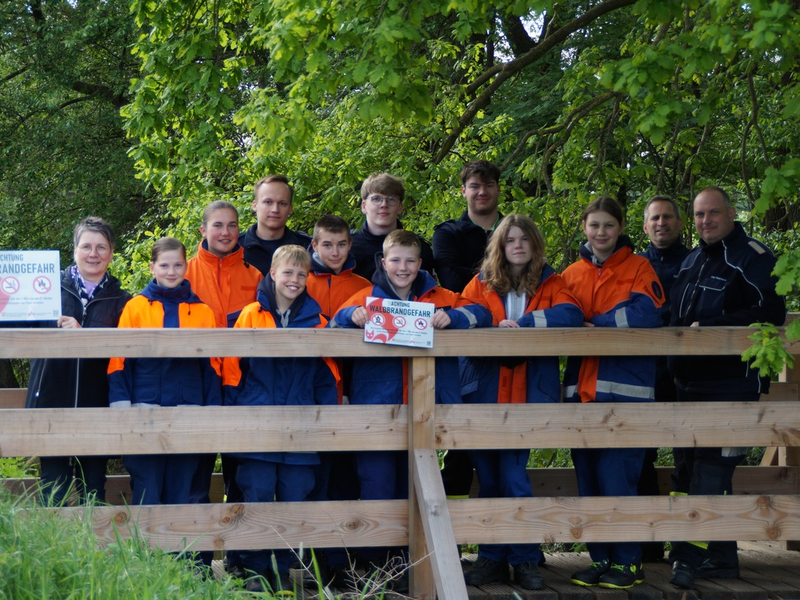 FW Wathlingen: Jugendfeuerwehr Adelheidsdorf-Großmoor sorgt mit Waldbrandhinweisschildern für Aufklärung - Foto: presseportal.de