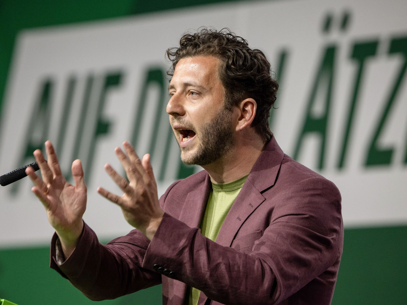 Der Grünen-Chef appelliert an die Union, den Weg für ein AfD-Verbotsverfahren freizumachen.  - Foto: Harald Tittel/dpa