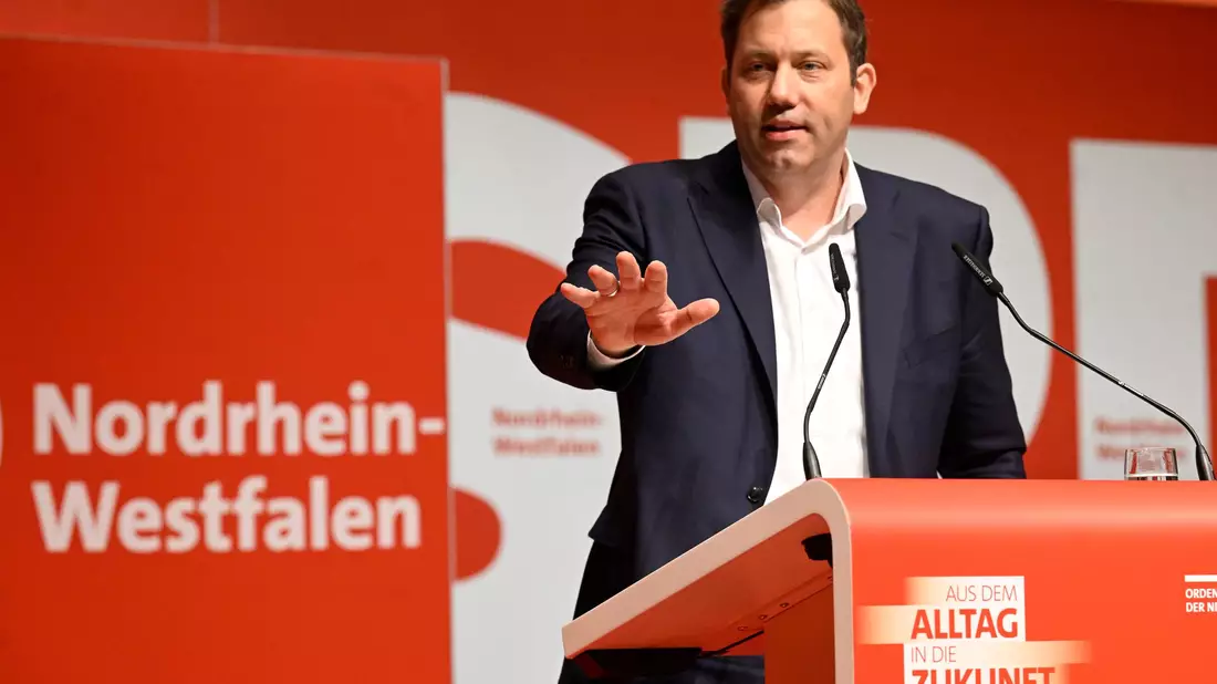 SPD-Bundesparteichef Lars Klingbeil weht von der nordrhein-westfälischen Basis ein scharfer Wind entgegen.  - Bild: Roberto Pfeil/dpa