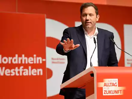 SPD-Bundesparteichef Lars Klingbeil weht von der nordrhein-westfälischen Basis ein scharfer Wind entgegen.  - Foto: Roberto Pfeil/dpa