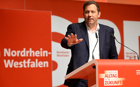 SPD-Bundesparteichef Lars Klingbeil weht von der nordrhein-westfälischen Basis ein scharfer Wind entgegen. - Foto: Roberto Pfeil/dpa SPD-Bundesparteichef Lars Klingbeil weht von der nordrhein-westfälischen Basis ein scharfer Wind entgegen. - Foto: Roberto Pfeil/dpa