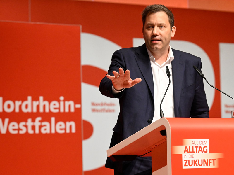 SPD-Bundesparteichef Lars Klingbeil weht von der nordrhein-westfälischen Basis ein scharfer Wind entgegen. - Foto: Roberto Pfeil/dpa