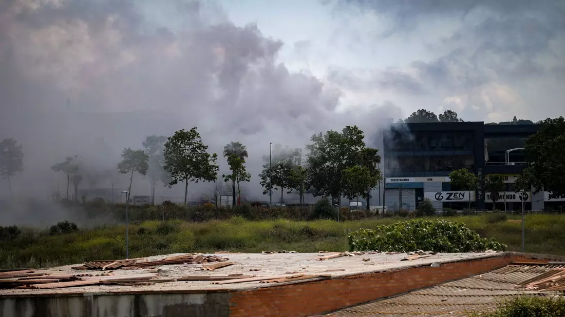 Straßen wurden gesperrt und der Zugverkehr eingestellt, als eine giftige Chlorwolke durch einen Brand in einer Lagerhalle in der Stadt Vilanova i la Geltrú südwestlich von Barcelona über dicht besiedeltes Gebiet hinwegzog.  - Bild: Kike Rincón/EUROPA PRESS/dpa