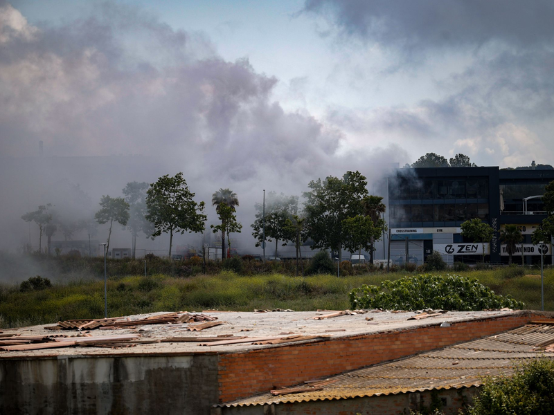 Straßen wurden gesperrt und der Zugverkehr eingestellt, als eine giftige Chlorwolke durch einen Brand in einer Lagerhalle in der Stadt Vilanova i la Geltrú südwestlich von Barcelona über dicht besiedeltes Gebiet hinwegzog.  - Foto: Kike Rincón/EUROPA PRESS/dpa