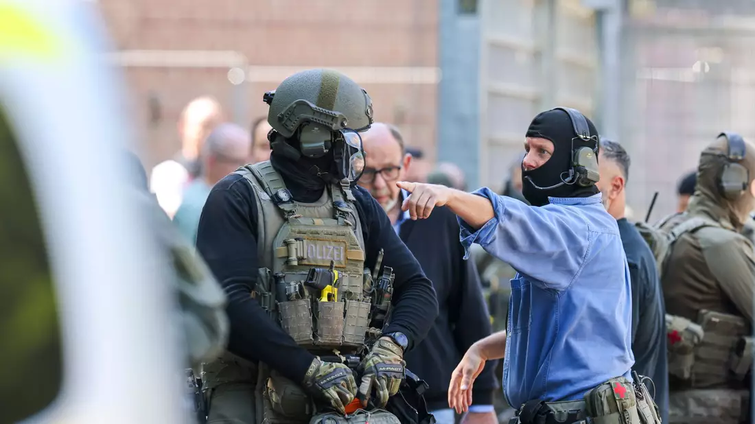 Den 27-Jährigen nahm die Polizei in Gewahrsam. - Bild: Christoph Reichwein/dpa