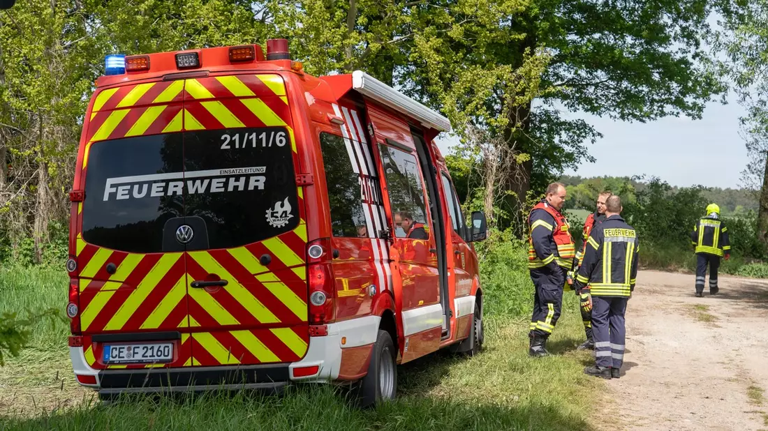 FW Flotwedel: Waldbrand zwischen Oppershausen und Offensen beschäftigt die Feuerwehren der Samtgemeinde Flotwedel - Bild: presseportal.de