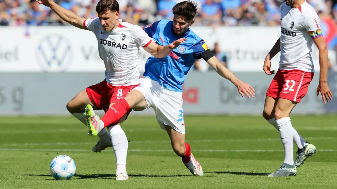 John Tolkin muss mit Holstein Kiel nach einer Saison wieder in die 2. Liga. - Bild: Claus Bergmann/dpa