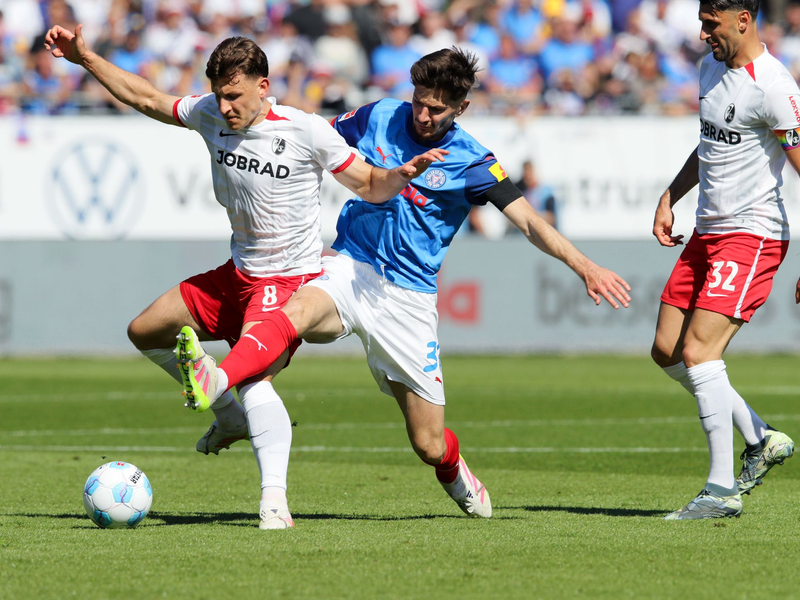 Freiburgs Junior Adamu gestikuliert. - Foto: Claus Bergmann/dpa