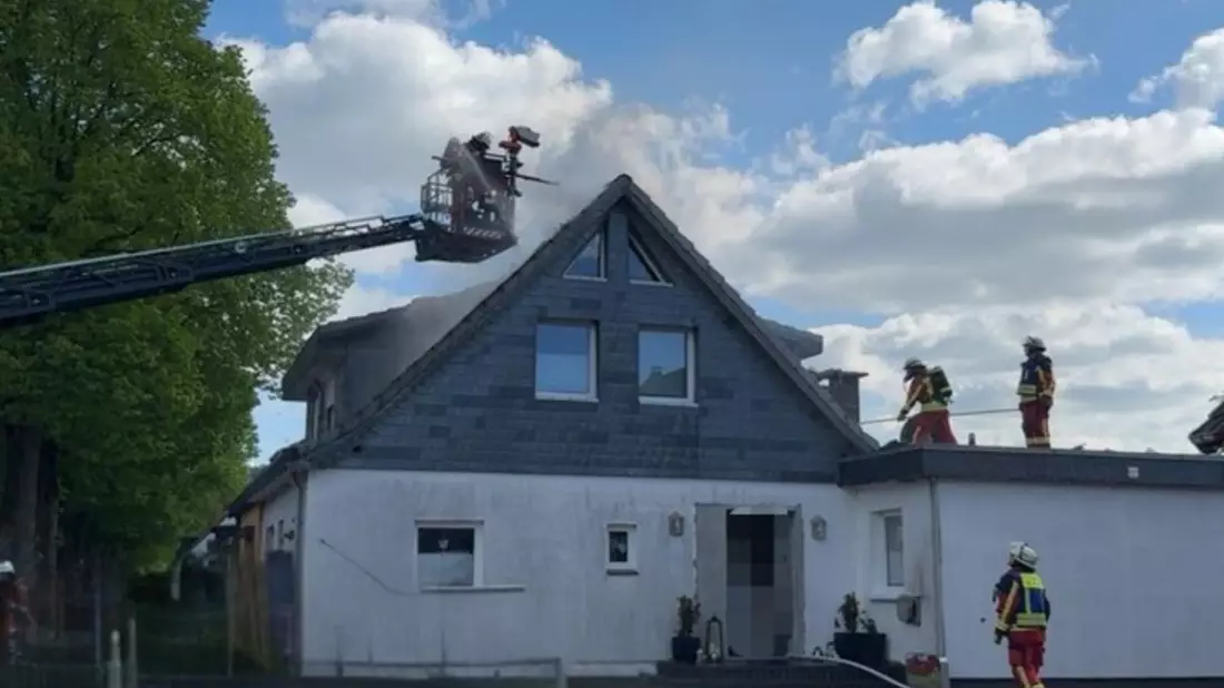 FW Neumünster: Dachstuhlbrand im Stadtteil Wittorf - Feuerwehr verhindert Schlimmeres - Bild: presseportal.de