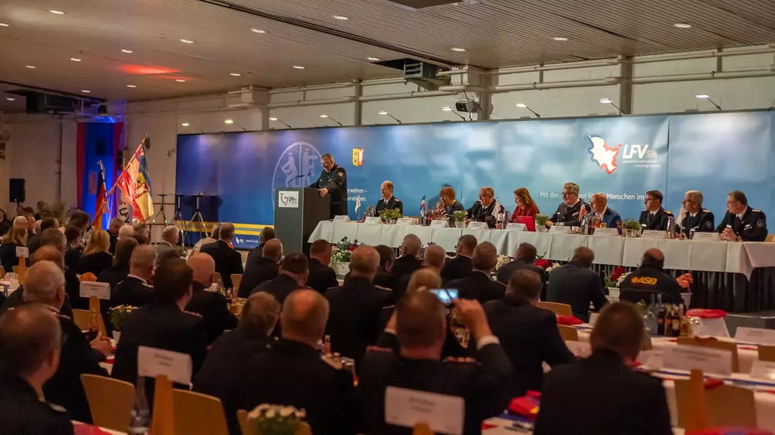 FW-LFVSH: Landesfeuerwehrversammlung 2025: Feuerwehr blickt zuversichtlich in die Zukunft - Talkrunde mit RS.H-Moderator und hochkarätigen Gästen zum Thema Katastrophenschutz - Bild: presseportal.de