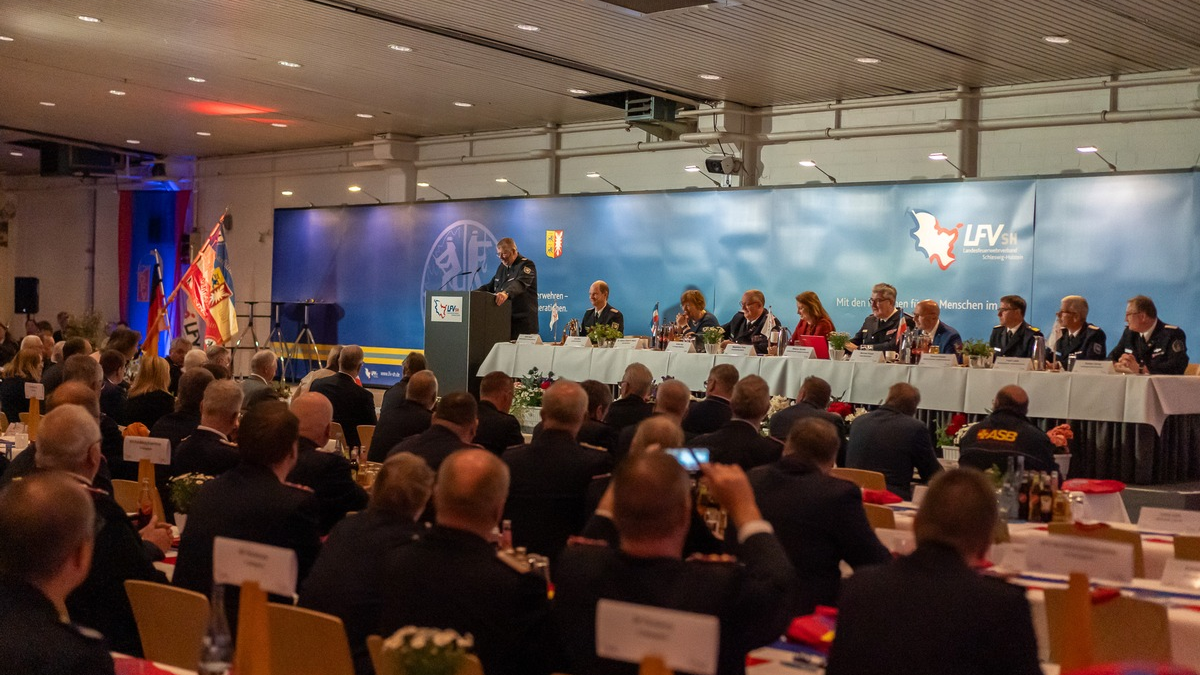 FW-LFVSH: Landesfeuerwehrversammlung 2025: Feuerwehr blickt zuversichtlich in die Zukunft - Talkrunde mit RS.H-Moderator und hochkarätigen Gästen zum Thema Katastrophenschutz - Foto: presseportal.de