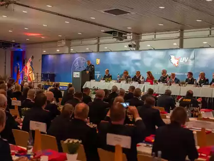 FW-LFVSH: Landesfeuerwehrversammlung 2025: Feuerwehr blickt zuversichtlich in die Zukunft - Talkrunde mit RS.H-Moderator und hochkarätigen Gästen zum Thema Katastrophenschutz - Foto: presseportal.de