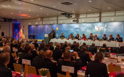 FW-LFVSH: Landesfeuerwehrversammlung 2025: Feuerwehr blickt zuversichtlich in die Zukunft - Talkrunde mit RS.H-Moderator und hochkarätigen Gästen zum Thema Katastrophenschutz - Foto: presseportal.de