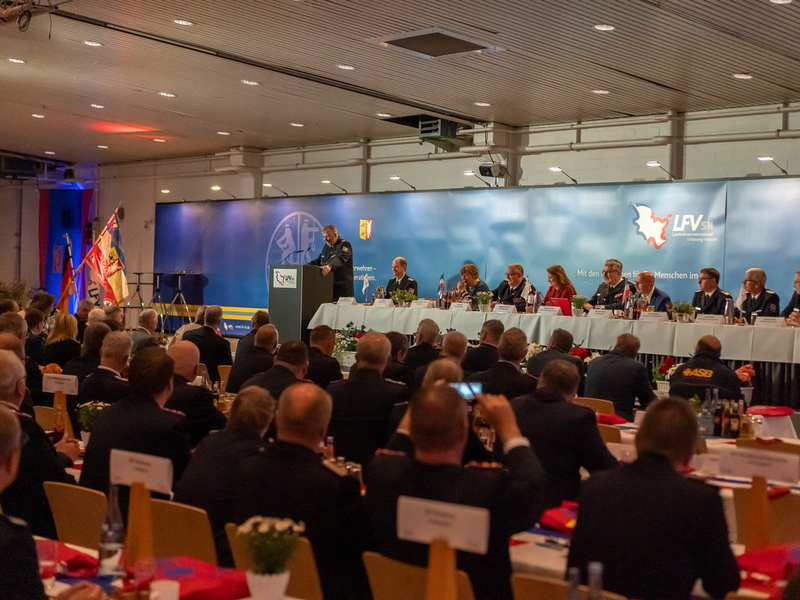 FW-LFVSH: Landesfeuerwehrversammlung 2025: Feuerwehr blickt zuversichtlich in die Zukunft - Talkrunde mit RS.H-Moderator und hochkarätigen Gästen zum Thema Katastrophenschutz - Foto: presseportal.de