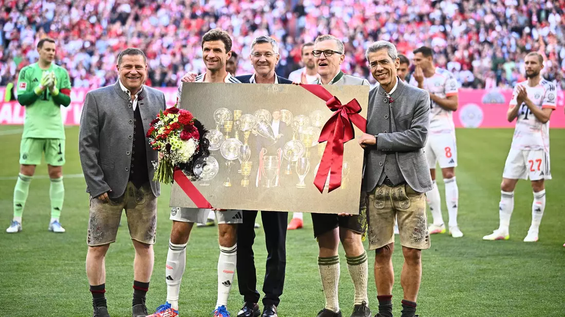 Thomas Müller wird vor seinem letzten Bayern-Heimspiel verabschiedet. - Bild: Tom Weller/dpa