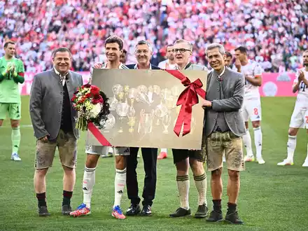Thomas Müller wird vor seinem letzten Bayern-Heimspiel verabschiedet. - Foto: Tom Weller/dpa