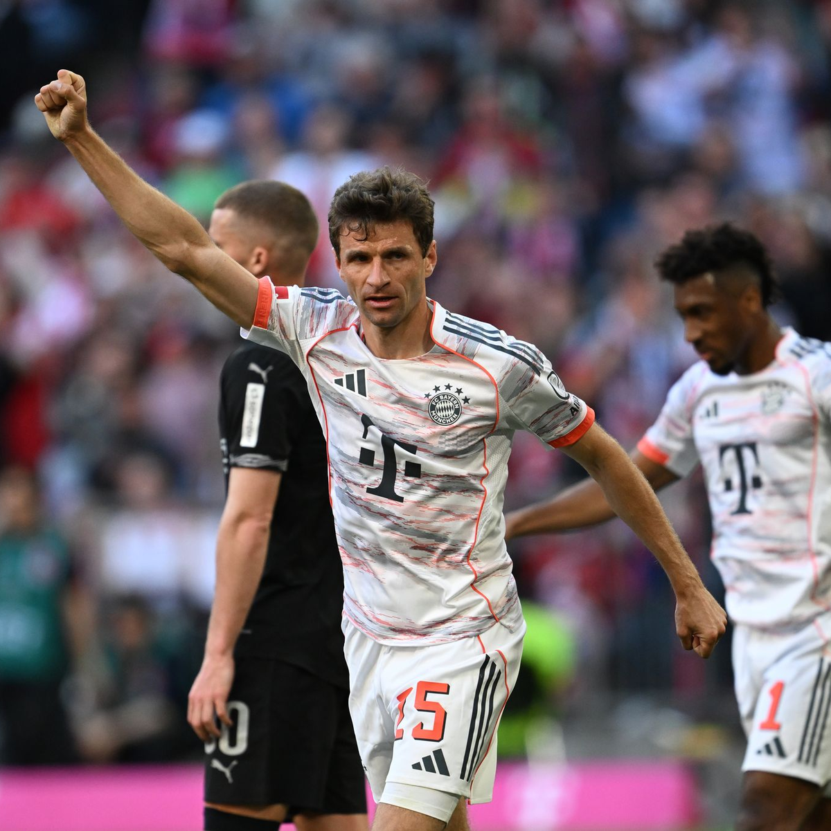 Große Party für Thomas Müller. - Foto: Sven Hoppe/dpa