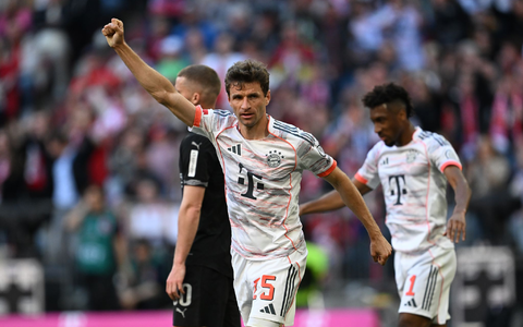 Große Party für Thomas Müller. - Foto: Sven Hoppe/dpa