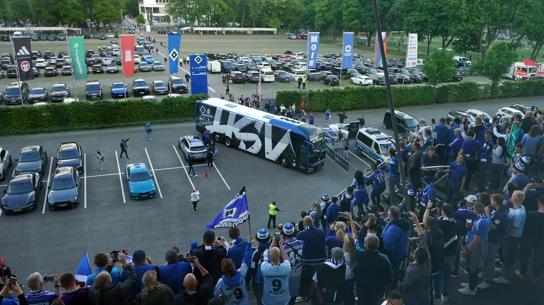 Schon bei der Ankunft am Volksparkstadion von den Fans gefeiert: die HSV-Spieler im Mannschaftsbus.  - Bild: Marcus Brandt/dpa