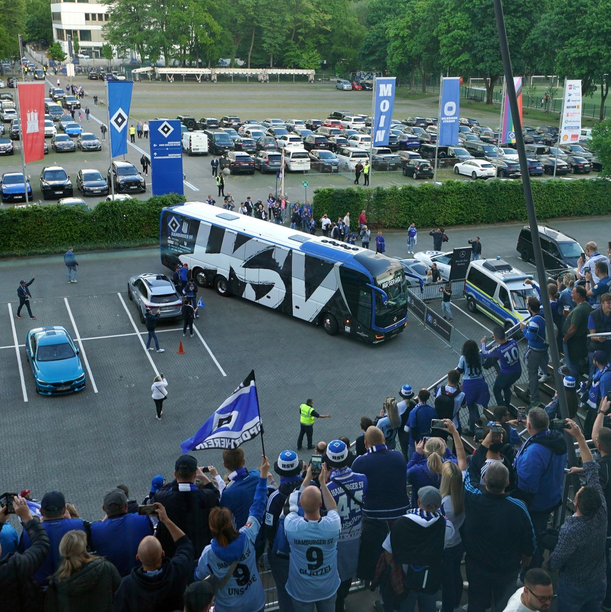Beim Platzsturm wurden etliche Fußballfans verletzt. - Foto: Marcus Brandt/dpa