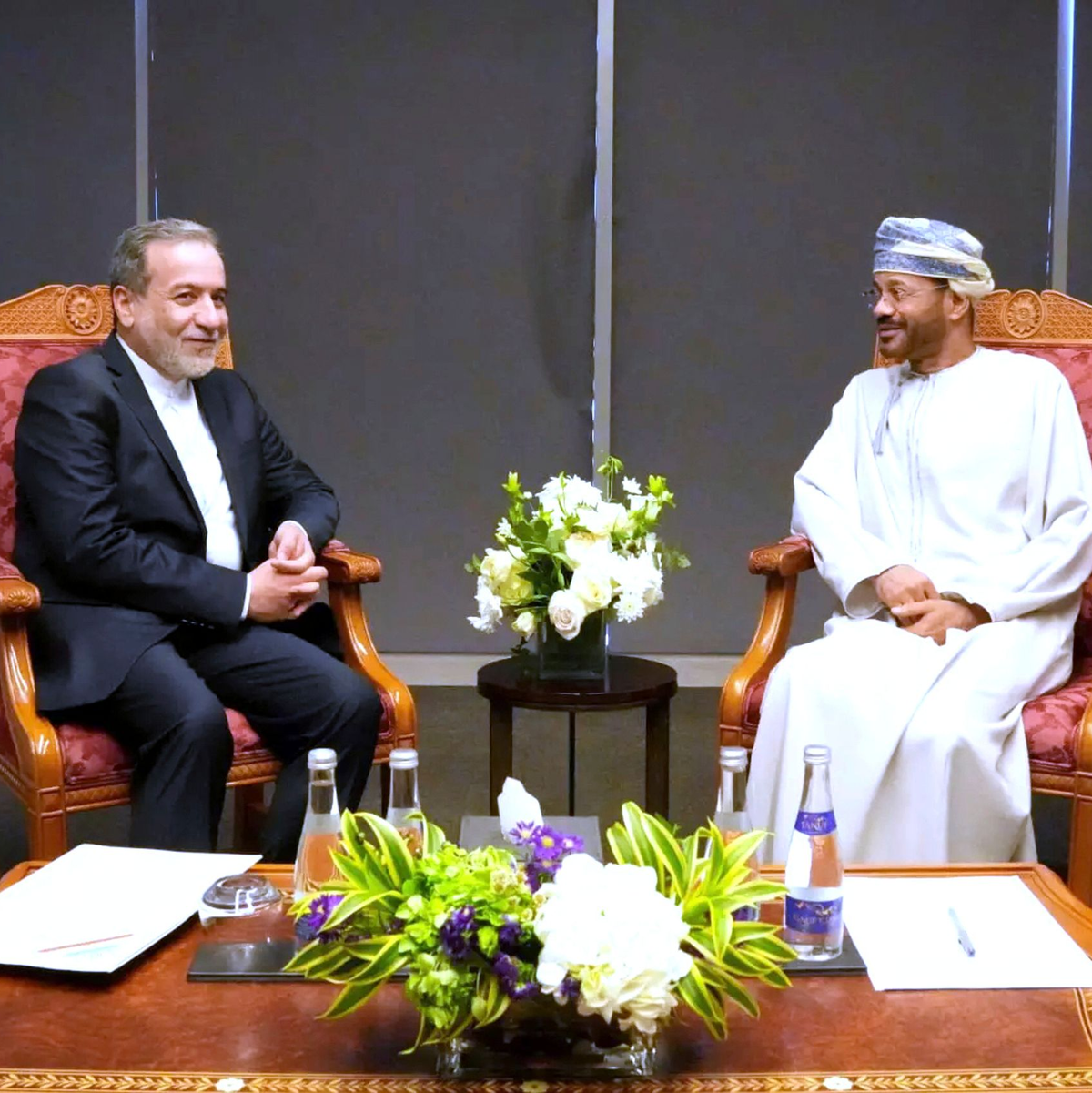 Die Verhandlungen über Irans umstrittenes Atomprogramm gehen weiter. Für den Iran verhandelt Außenminister Araghtschi (l), Omans Außenminister al-Busaidi (r) vermittelt. (Archivbild) - Foto: Uncredited/Iranian Foreign Ministry via AP/dpa