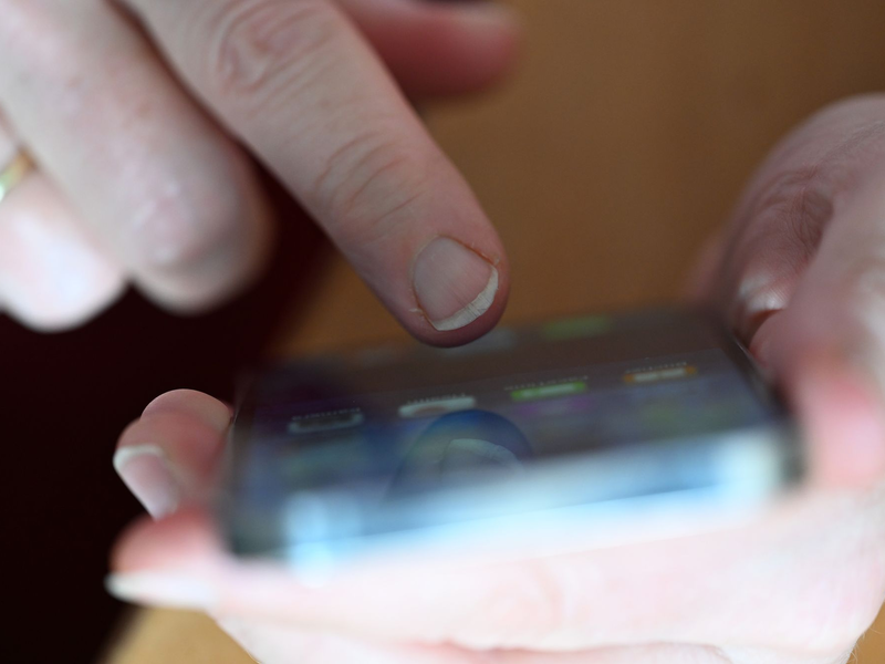 Die Bürger verschicken immer mehr Nachrichten und führen immer weniger klassische Telefonate. - Foto: Bernd Weißbrod/dpa
