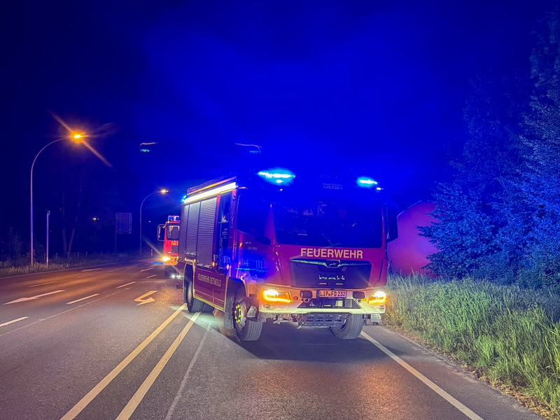 FW-DT: Orangene Kugel sorgt für nächtlichen Feuerwehreinsatz - Foto: presseportal.de