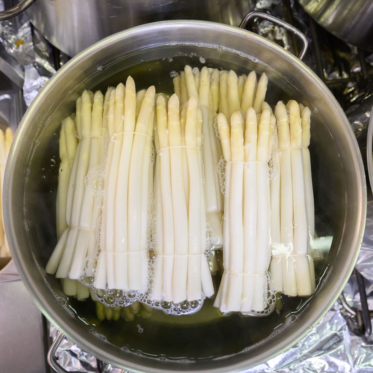 Vielen Deutschen läuft das Wasser im Mund zusammen, wenn sie gekochten weißen Spargel sehen. (Archivbild) - Foto: Julian Stratenschulte/dpa