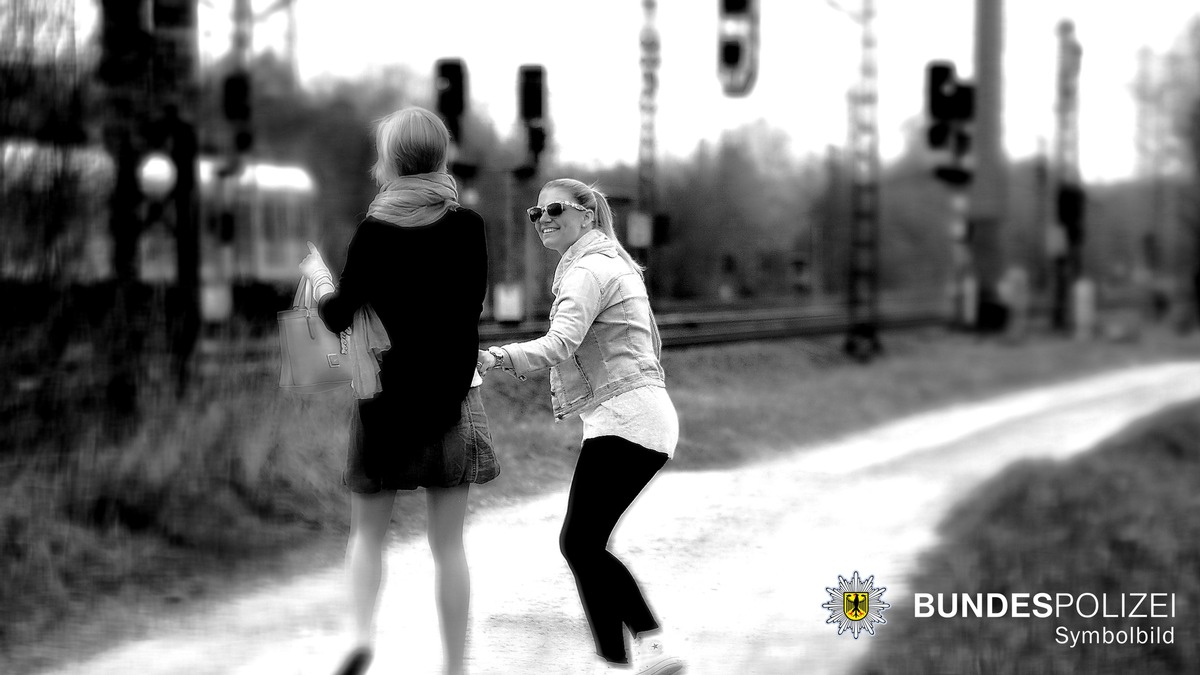 Bundespolizeidirektion München: Jugendlicher bei Bahnunfall schwer verletzt / Bundespolizei warnt vor Gefahren im Gleisbereich - Foto: presseportal.de